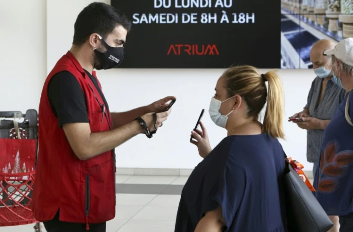 Contrôle du pass sanitaire à l'entrée d'un centre commercial à Ajaccio, le 16 août 2021