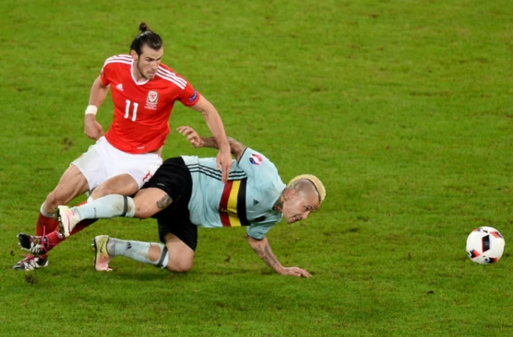 L'attaquant gallolis Garet Bale (g) à la lutte avec le milieu Radja Nainggolan en quarts de finale de l'Euro, le 1er juillet 2016