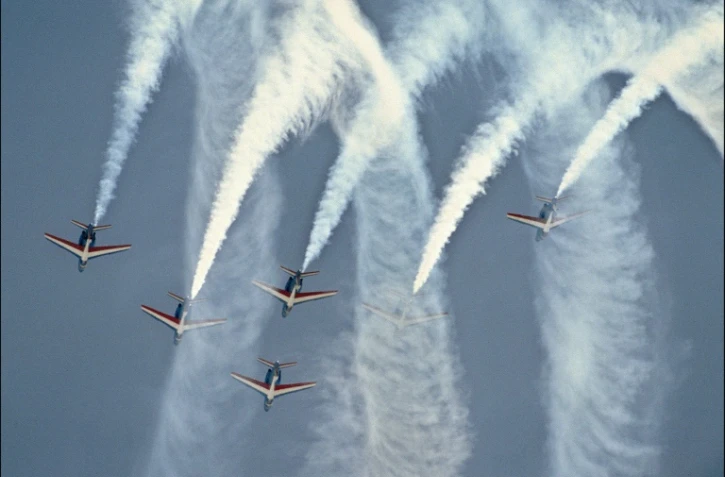 Les pilotes de la patrouille de France effectuent une figure lors d'un vol d'entraînement à bord de leurs alpha-jets, le 09 mars 2001 au dessus de Salon de Provence 