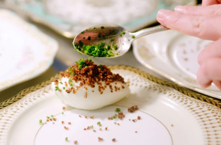 Un sous-chef prépare une entrée au restaurant Rose's Luxury, à Washington, le 21 septembre 2016