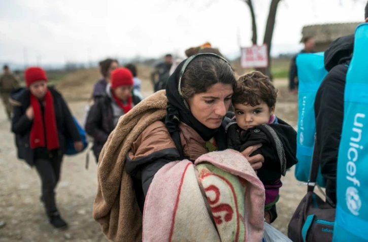 Des migrants irakiens sont refoulés à la frontière entre la Macédoine et la Grèce, faute de papiers d'identité valides, le 26 février 2016