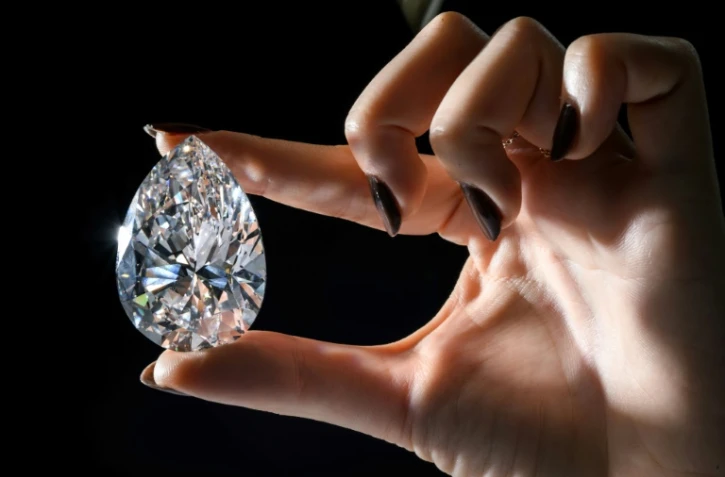 Le diamant blanc "The Rock", présenté à Genève le 6 mai 2022, avant sa mise aux enchères le 11 mai 2022

