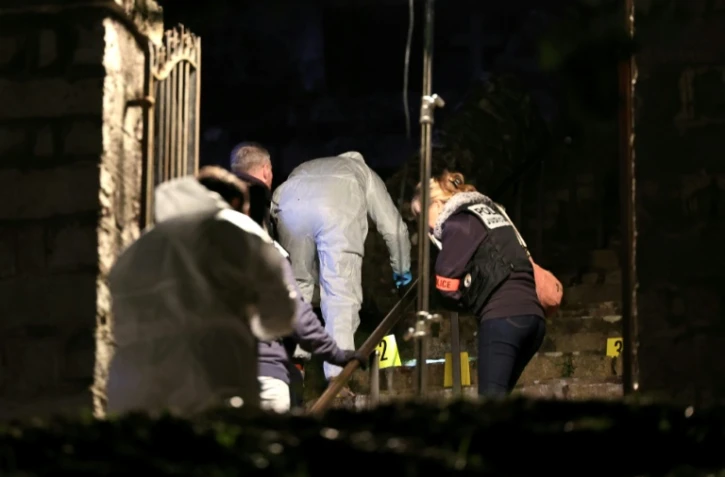 Des policiers sur les lieux où l'ancien leader nationaliste corse Alain Orsoni a été abattu lors des funérailles de sa mère, à Vero, le 12 janvier 2026 en Corse