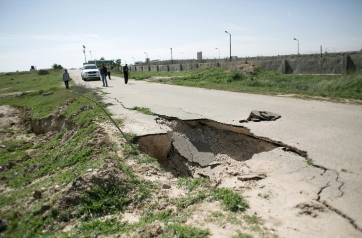 Une profonde fissure dans une route à la frontière entre l'Egypte et la bande de Gaza, à Rafah le 1er mars 2016