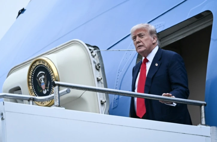 Le président américain Donald Trump arrive à bord d'Air Force One en Ecosse, le 25 juillet 2025 
