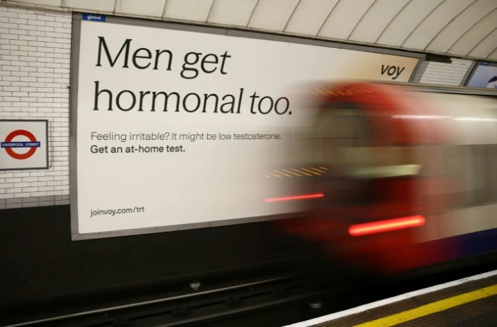Une publicité dans le métro de Londres incite les hommes à tester leur niveau de testostérone, le 4 janvier 2026 