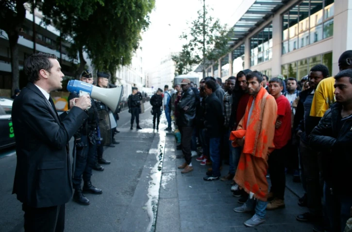 La gendarmerie évacue des migrants de leur campement de fortune installé à la halle Pajol à Paris le 29 juin 2016