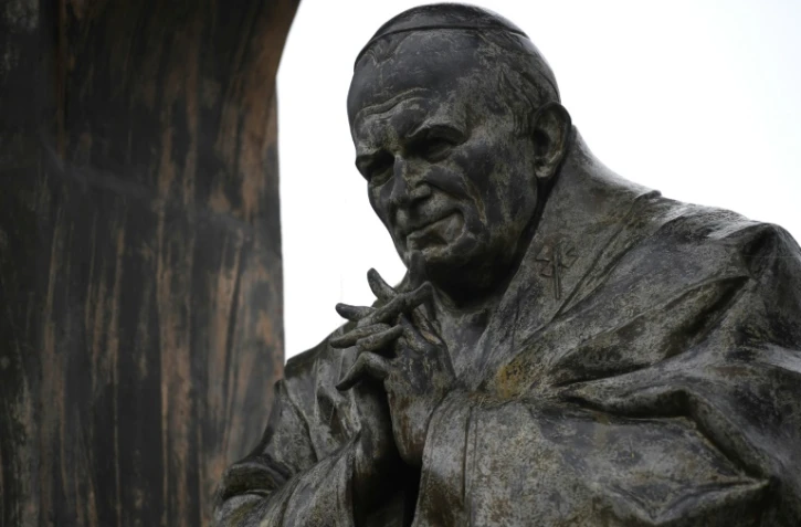 La statue en bronze de Jean-Paul II surmontée d'une croix, à Ploêrmel, dans le Morbihan le 2 novembre 2017