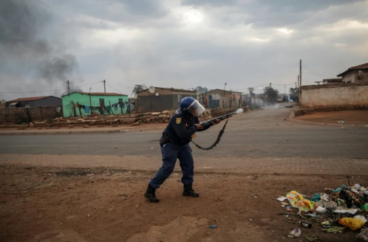 Un membre de la police intervient dans le township de Katlhong en Afrique du Sud, le 5 septembre 2019