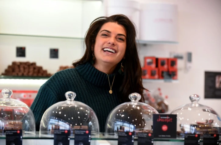 Alixe Bornon devant ses créations "Les Belles Envies" à Paris le 6 mars 2020  