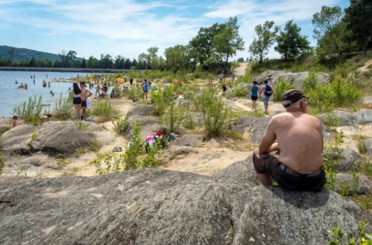 Des personnes se rafraichissent dans la rivière Saint-Ferreol, dans le sud de la France, le 23 juin 2019