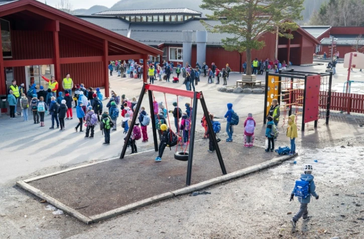 Des enfants retournent à l'école, le 27 avril 2020 à Trondheim, en Norvège