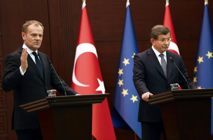 Le Premier ministre turc Ahmet Davutoglu (D) et le président du Conseil européen Donald Tusk (G) lors d'une conférence de presse après une réunion à Ankara le 3 mars 2016