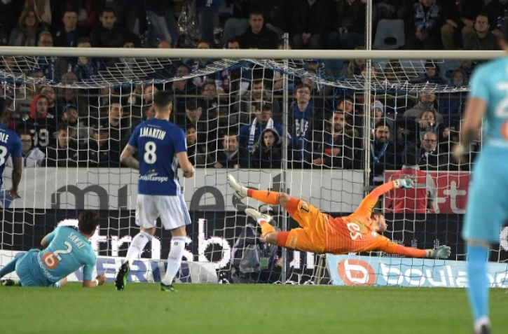 Le défenseur japonais de Marseille Hiroki Sakai (2g) buteur lors du match nul 1-1 à Strasbourg le 3 mai 2019