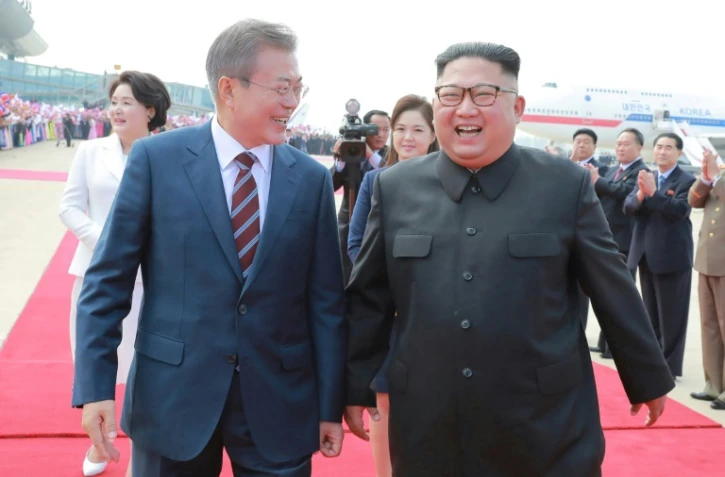 Moon Jae-in et Kim Jong Un à l'aéroport de Pyongyang en Corée du Nord, le 18 septembre 2018