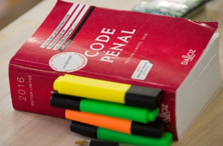 Le Sénat s'empare mardi, après l'Assemblée nationale, de la réforme de la justice pénale des mineurs, une réforme "très attendue", selon la majorité sénatoriale de droite, qui souhaite cependant différer de six mois son application pour assurer son efficacité