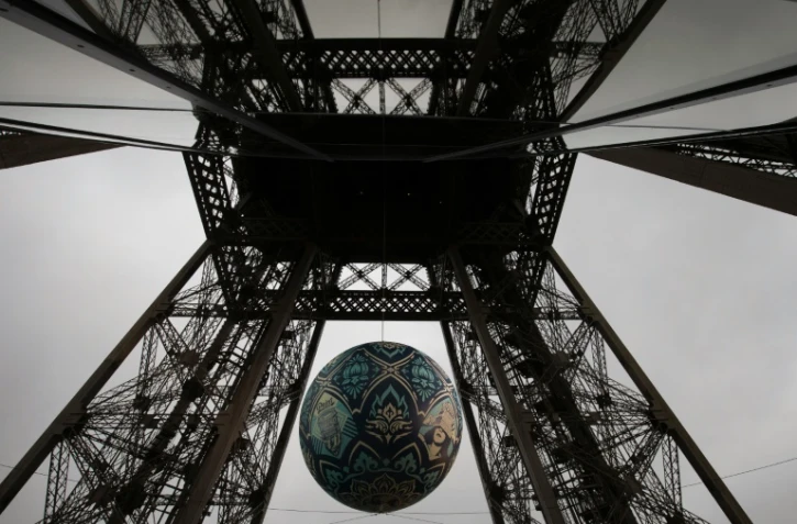 L'oeuvre de l'artiste américain Shepard Fairey "Earth Crisis"  installée sous la tour Eiffel à Paris, le 20 novembre 2015