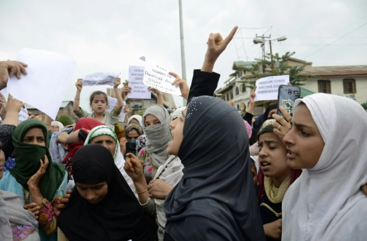 Des manifestants défilent à Srinagar, la capitale du Cachemire indien, pour protester contre la révocation de l'autonomie de la région par New Delhi, le 16 août 2019