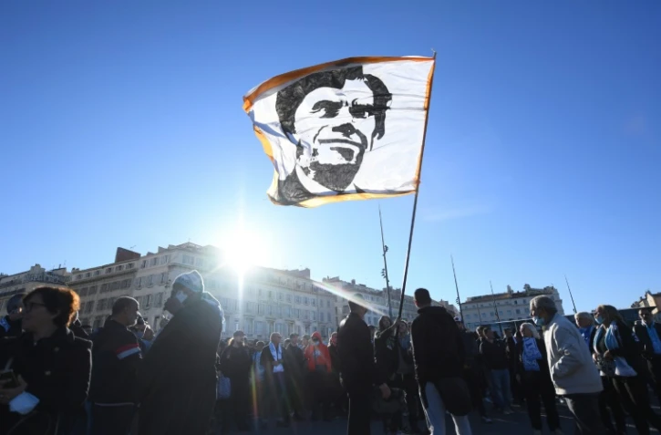 Portrait de Bernard Tapie agité lors d'un rassemblement au port de Marseille peu avant ses funéraillles, le 8 octobre 2021