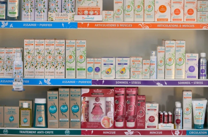 Des produits d'aromathérapie dans un bureau de la marque française Puressentiel à Paris, le 16 septembre 2015