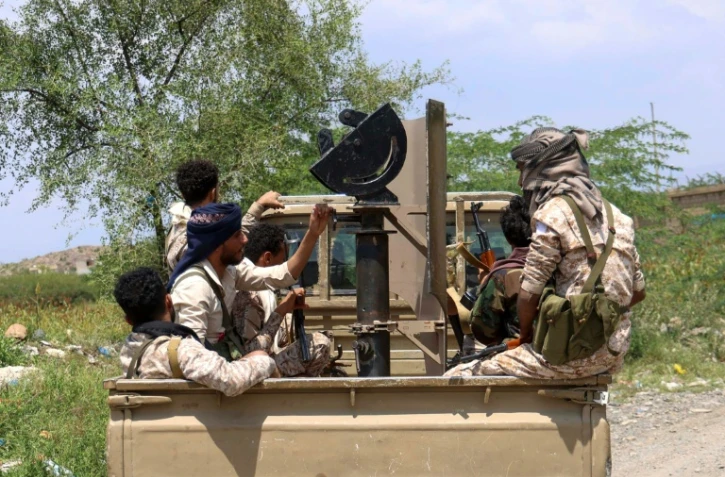 Des forces gouvernementales yéménites soutenues par l'Arabie saoudite dans un camion militaire sur le front de Jabal Han, à l'ouest de la ville de Taëz, le 3 octobre 2026