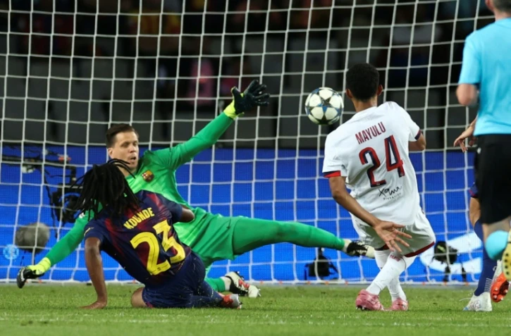 Senny Mayulu (N24) marque le but du Paris SG mercredi soir à Barcelone en Ligue des champions.