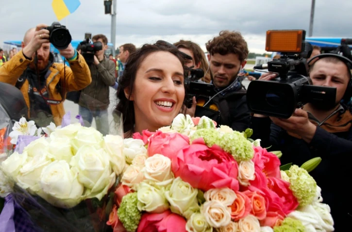 La chanteuse ukrainienne Jamala accueillie à l'aéroport de Kiev le 15 mai 2016 après avoir remporté l'Eurovision la veille à Stockholm