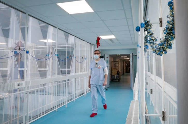 Dr Charles Damoisel dans l'unité de réanimation de l'hôpital Antoine Beclere à Clamart, près de Paris, le 3 décembre 2021