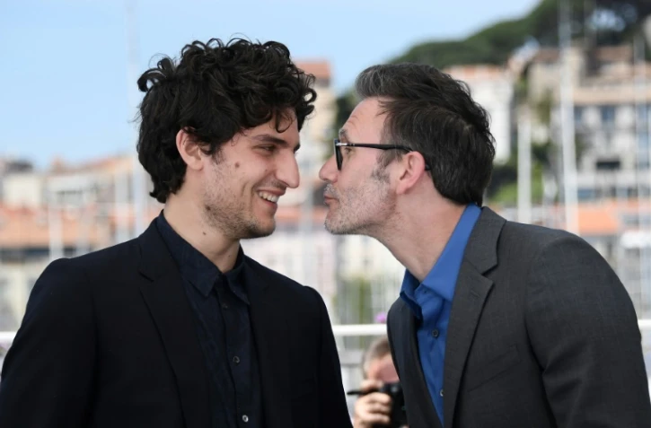 Le réalisateur Michel Hazanavicius fait mine d'embrasser l'acteur Louis Garrel, pour la présentation du film "Le Redoutable", à Cannes, le 21 mai 2017
