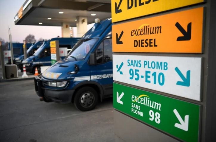 Une station-service près du dépôt pétrolier de Vern-sur-Seiche, près de Rennes, le 3 décembre