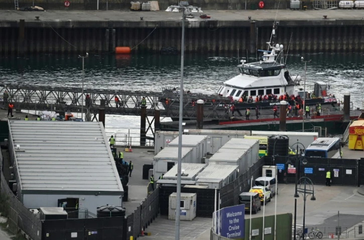 Des migrants récupérés en mer alors qu'ils tentaient de traverser la Manche depuis la France, arrivent à la marina de Douvres, dans le sud-est de l'Angleterre, le 21 mai 2025