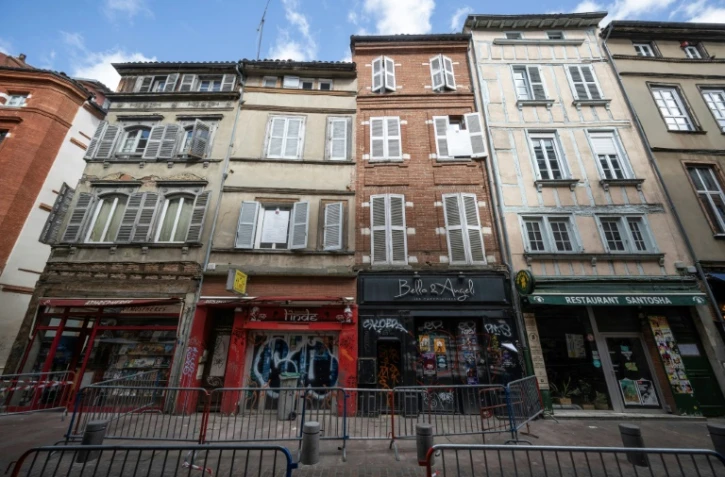 Un immeuble menaçant de s'effondrer, sécurisé par les services municipaux à Toulouse, le 14 avril 2025 en Haute-Garonne