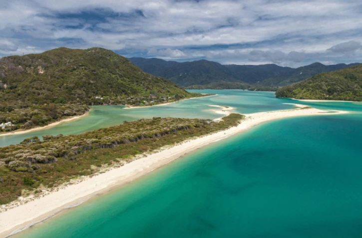 Photo non datée de la plage Awaroa, une bande de 800 m de sable fin adjacente au Abel Tasman National Park sur l'île du sud de Nouvelle-Zélande, rachetée grâce à des financement participatif du public
