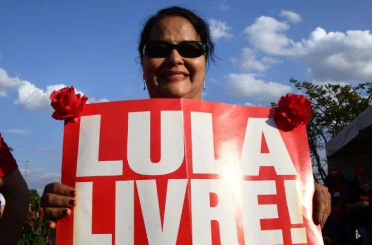 Selon une enquête d'opinion, 37% des électeurs voteraient à la présidentielle d'octobre au Brésil pour l'ancien président Lula, actuellement incarcéré et dont la candidature pourrait être invalidée