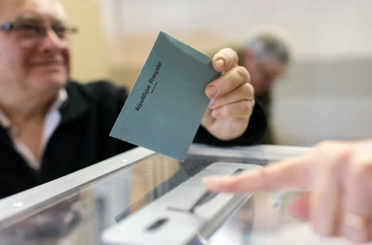 Un électeur vote pour le premier tour des élections régionales à Limonest près de Lyon, le 6 décembre 2015