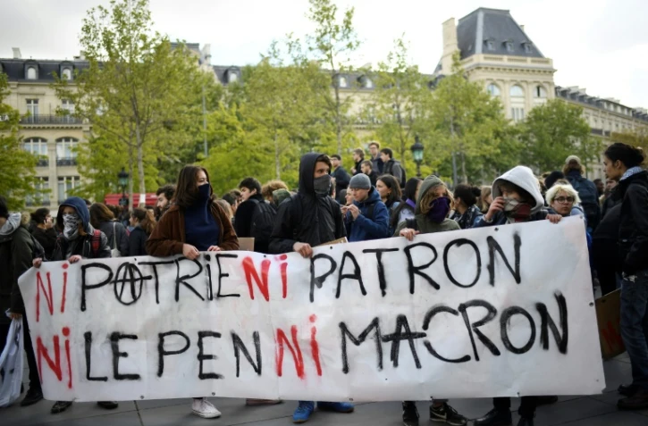 Des jeunes manifestent pour protester contre l'affiche du second tour de la présidentielle, le 27 avril 2017 à Paris