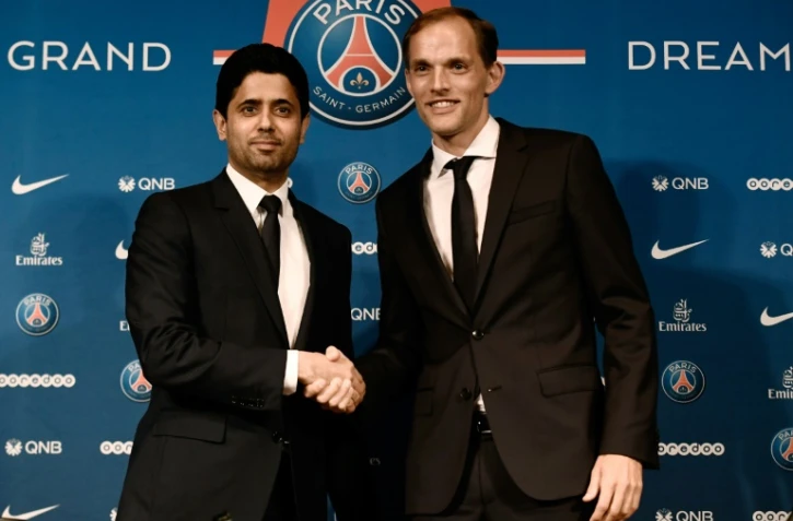 Thomas Tuchel serrant la main de son président Nasser Al-Khelaifi lors de sa présentation comme nouvel entraîneur du Paris SG le 20 mai 2018 à Paris
