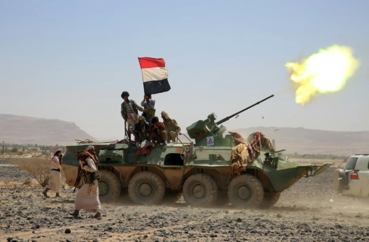 Des soldats des Comités de résistance populaire, fidèles au président du Yémen Abedrabbo Mansour Hadi, tirent à l'artillerie lourde depuis leur position au sud-ouest de la ville de Marib à l'est de la capitale Sanaa le 10 octobre 2015