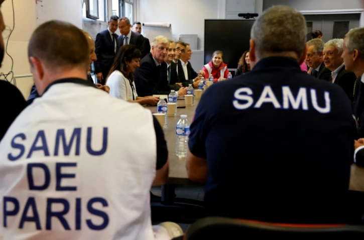 Le Premier ministre Michel Barnier rencontre des agents du Samu à l'hôpital Necker, le 7 septembre 2024 à Paris 