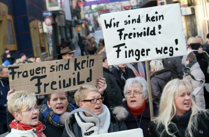 Des femmes manifestent avec des pancartes disant "Nous ne sommes pas du gibier. Bas les pattes !" à Hambourg le 10 janvier 2016