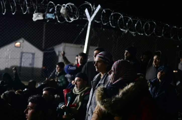 Migrants et réfugiés attendent l'ouverture de la frontière de la Macédoine, le 28 février 2016 près du village grec d'Idomeni