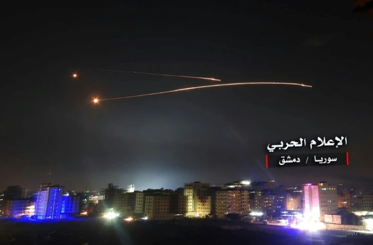 Image distribuée par un média affilié au gouvernement syrien montrant, selon cette source, l'interception par la défense anti-aérienne syrienne de missiles israéliens au-dessus de Damas, dans la nuit du 10 mai 2018