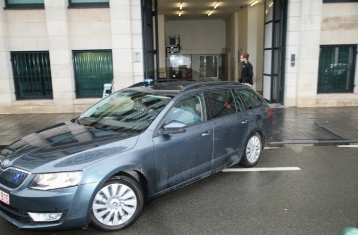 Le 14 janvier 2016, une voiture de police quitte le tribunal à Bruxelles après l'audition de trois suspects, dont Ali Oulkadi, dans l'enquête sur les attentats du 13 novembre