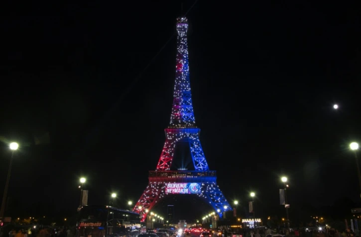 La tour Eiffel arborant les couleurs du PSG pour saluer l'arrivée de Neymar le 5 août 2017