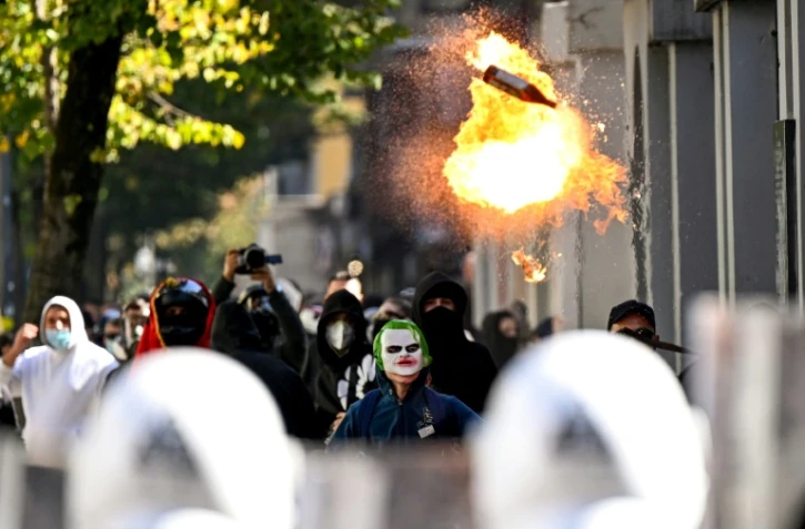 Un cocktail Molotov est lancé en direction d’une unité de police lors d’une manifestation antigouvernementale à Tirana, le 17 octobre 2026 en Albanie
