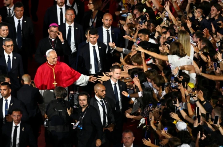 Le pape Léon XIV salue la foule alors qu'il quitte les lieux à l'issue d'une veillée de prière avec des jeunes au Stade de France, à Saint-Denis, en banlieue parisienne, le 25 septembre 2026, dans le cadre de sa visite de quatre jours en France