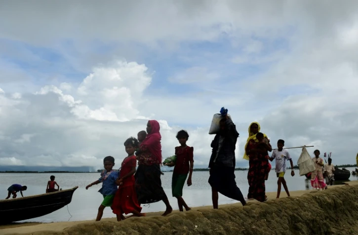 Des réfugiés Rohingyas arrivent de Birmanie après avoir traversé la rivière Naf de la ville de Teknaf au Bangladesh le 12 septembre 2017