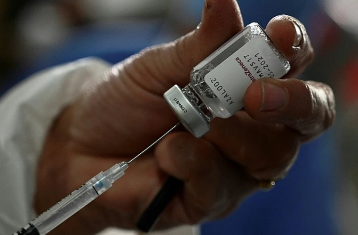 Une infirmière prépare un vaccin AstraZeneca, dans un centre de soins à Tegucigalpa (Honduras), le 15 mars 2021