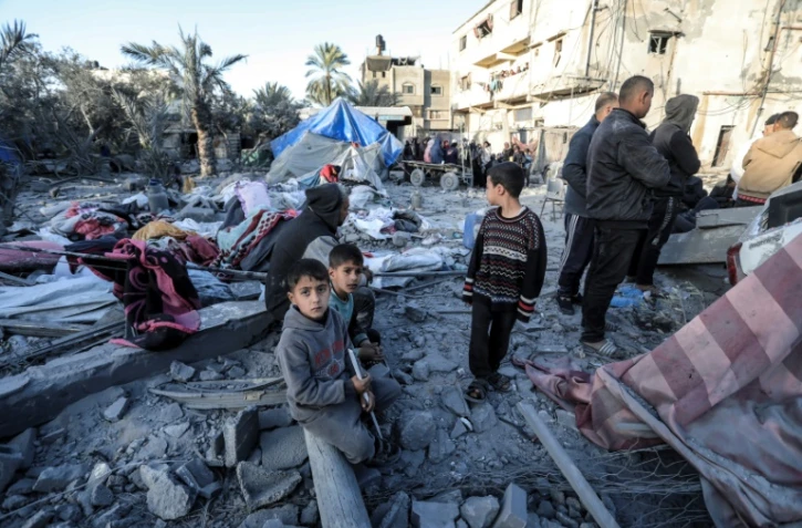 Des enfants près des décombres d'une mosquée détruite par des frappes israéliennes à Deir al-Balah, dans le centre de Gaza, le 2 mars 2024