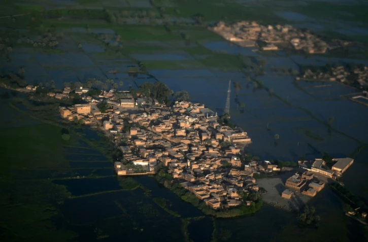Photographie aérienne d'une zone inondée près de Sukkur dans la province du Sind au Pakistan, le 9 septembre 2022